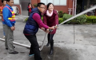 演练消防水枪的使用