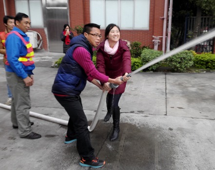 演练消防水枪的使用